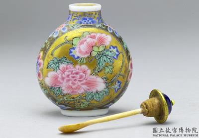 图片[3]-Glass-body painted enamel snuff bottle with a floral design on a gold background, Qing dynasty, Qianlong reign (1736-1795)-China Archive